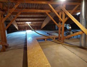 Zateplení stropu zdravotního střediska technologií foukané izolace